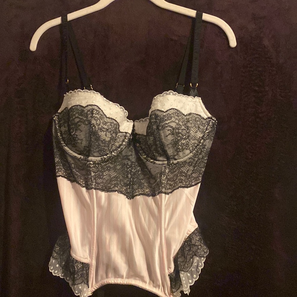 Lingerie corset Victoria’s Secret.